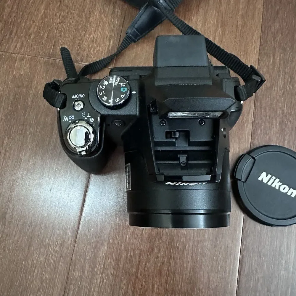 Nikon Coolpix P90 12.1MP Digital Bridge Camera 24x Optical Zoom Charger - Tested
